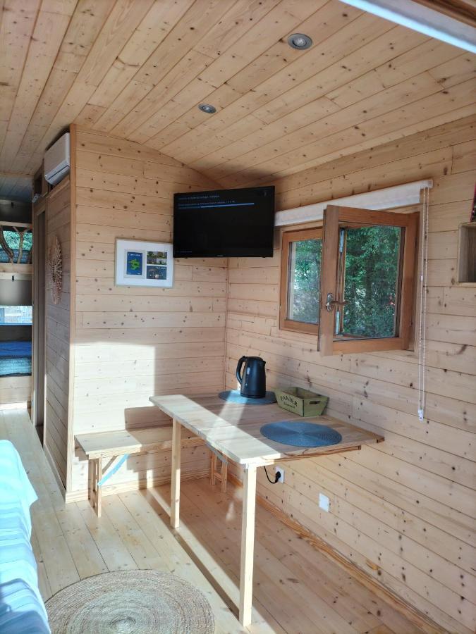 La Roulotte De Jane Guest House Margon  ภายนอก รูปภาพ